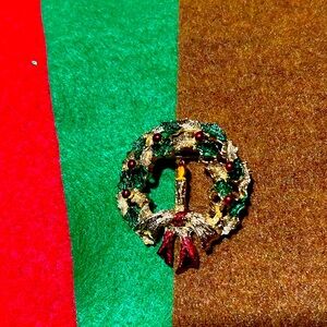 costume Christmas's wreath pin